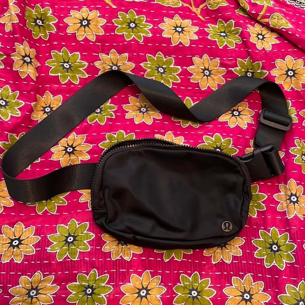 Lululemon belt bag like new